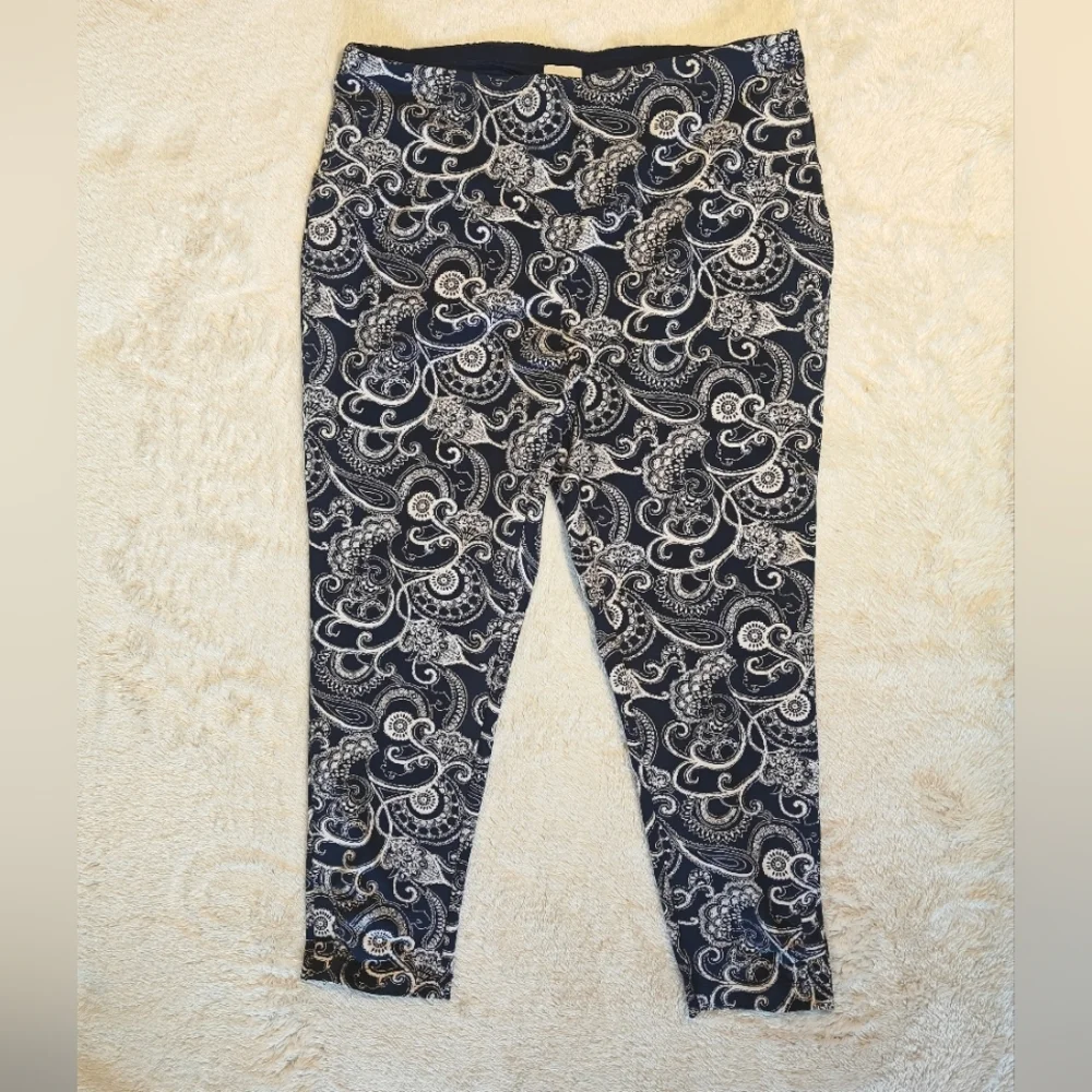Chico’s Zenergy Size Large 12 Paisley Cropped Leggings Yoga Pants‎ Navy Blue - Picture 2 of 9